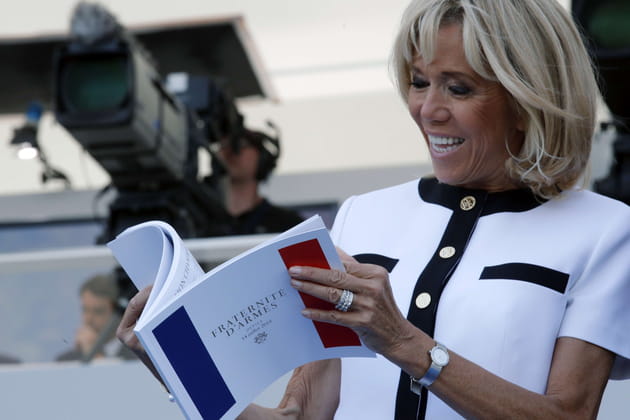 Quand Brigitte Macron découvre le programme du défilé
