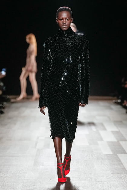 Robe en cuir noir emboss&eacute;e aper&ccedil;ue sur le d&eacute;fil&eacute; Ferragamo