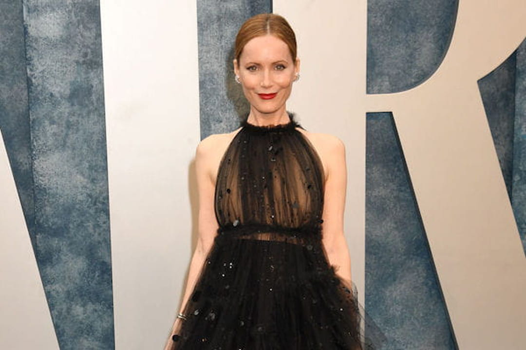 Leslie Mann en robe transparente en tulle à sequins Oscar de la Renta