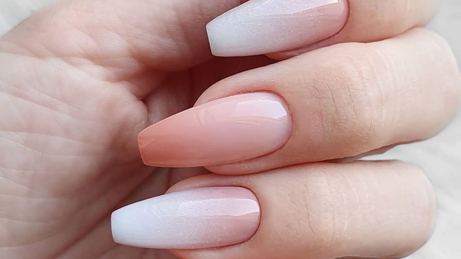 Une manucure rose ombrée