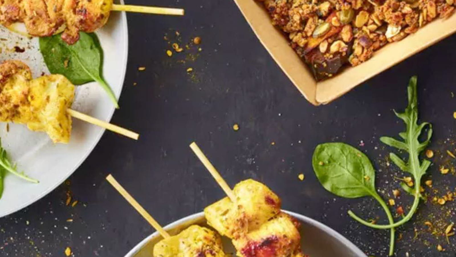 Brochettes de poulet marinées au citron, curry et légumes à la provençale