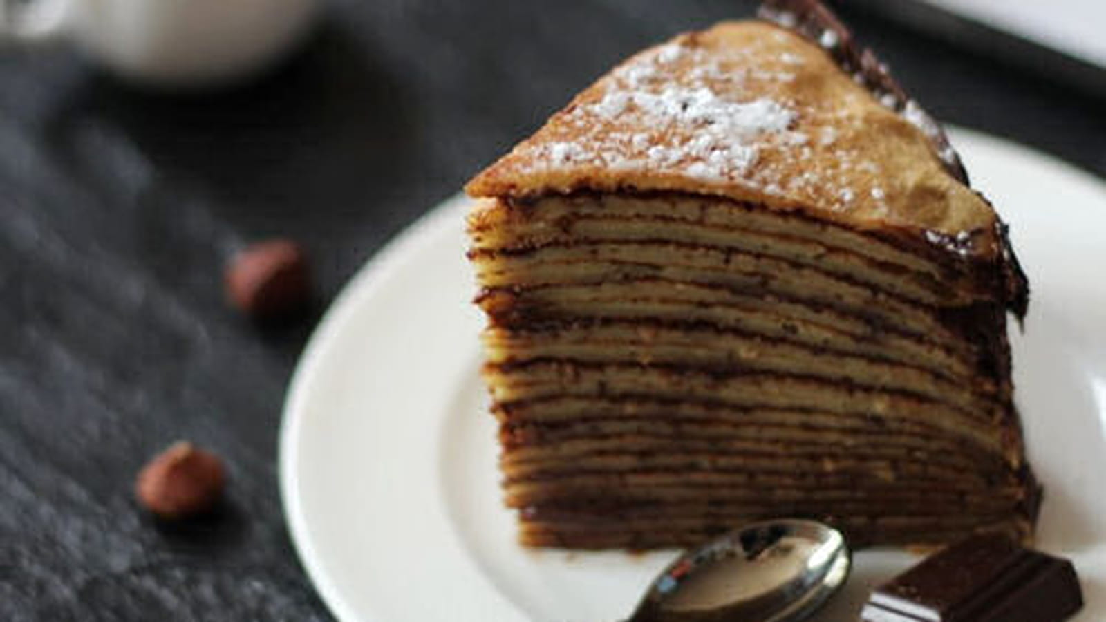 Gâteau de crêpes au chocolat et noisettes