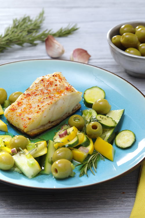 Pavé de cabillaud en croûte de pain, courgettes marinées au romarin et olives vertes