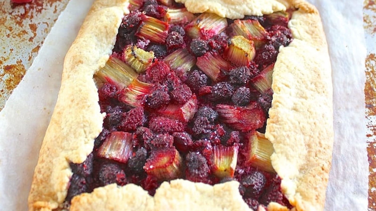 Tarte rustique framboises et rhubarbe vegan