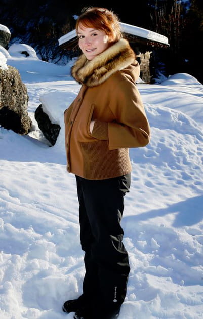 Ana&iuml;s Demoustier en manteau en fourrure camel et pantalon noir