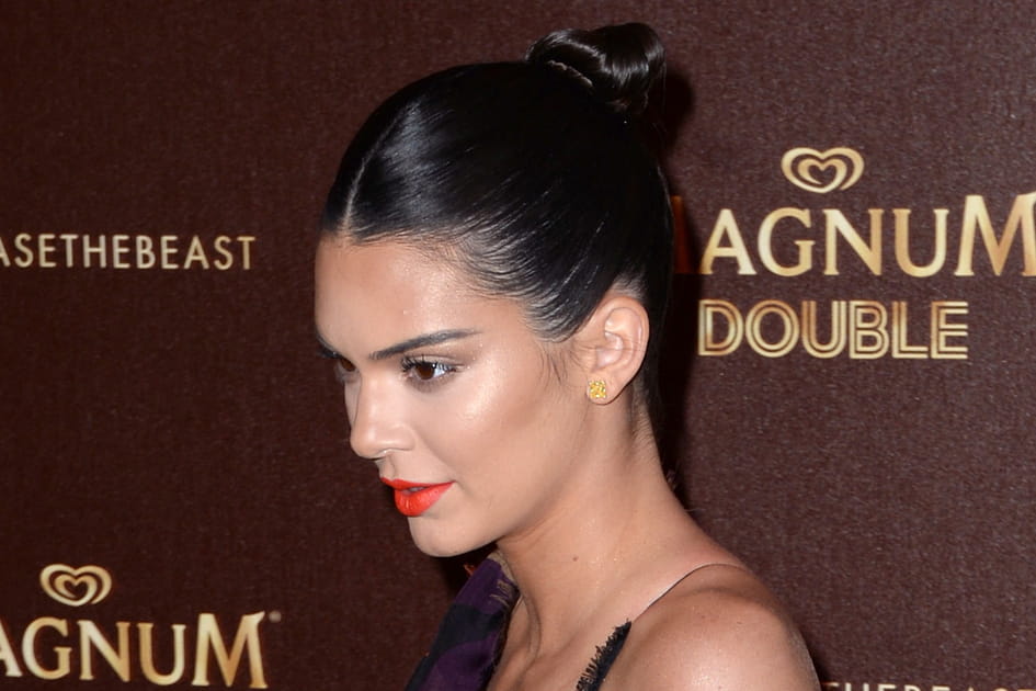 Le chignon de danseuse brun fonc&eacute; de Kendall Jenner