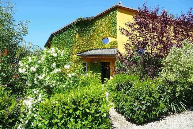 La maison dans son &eacute;crin de verdure