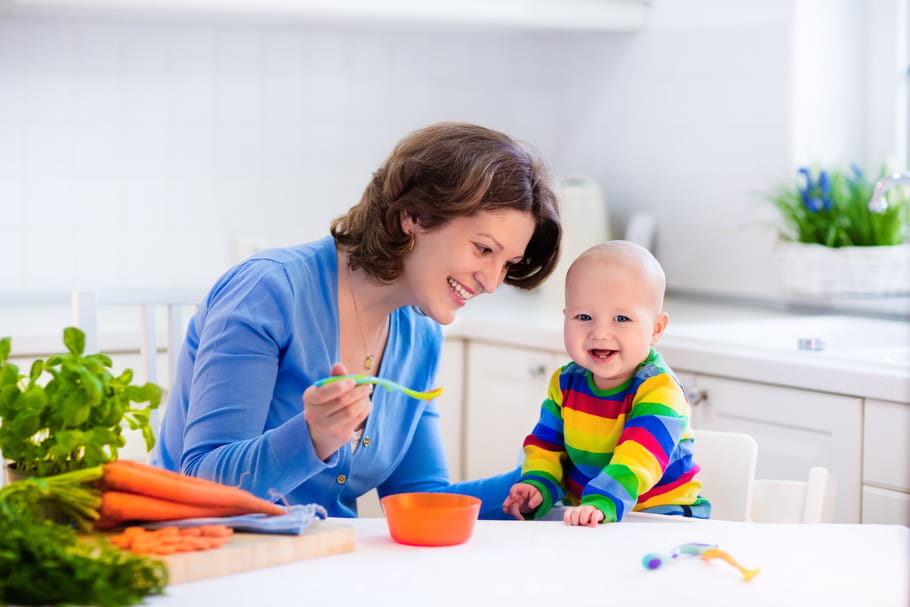 Introduire les morceaux dans l'alimentation de bébé : comment, à quel âge ?