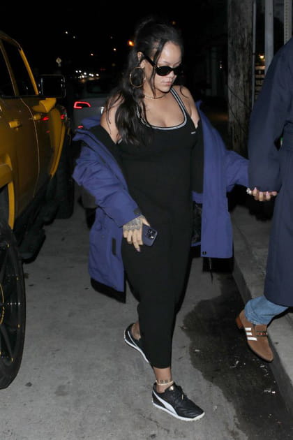Rihanna en robe longue moulante et doudoune