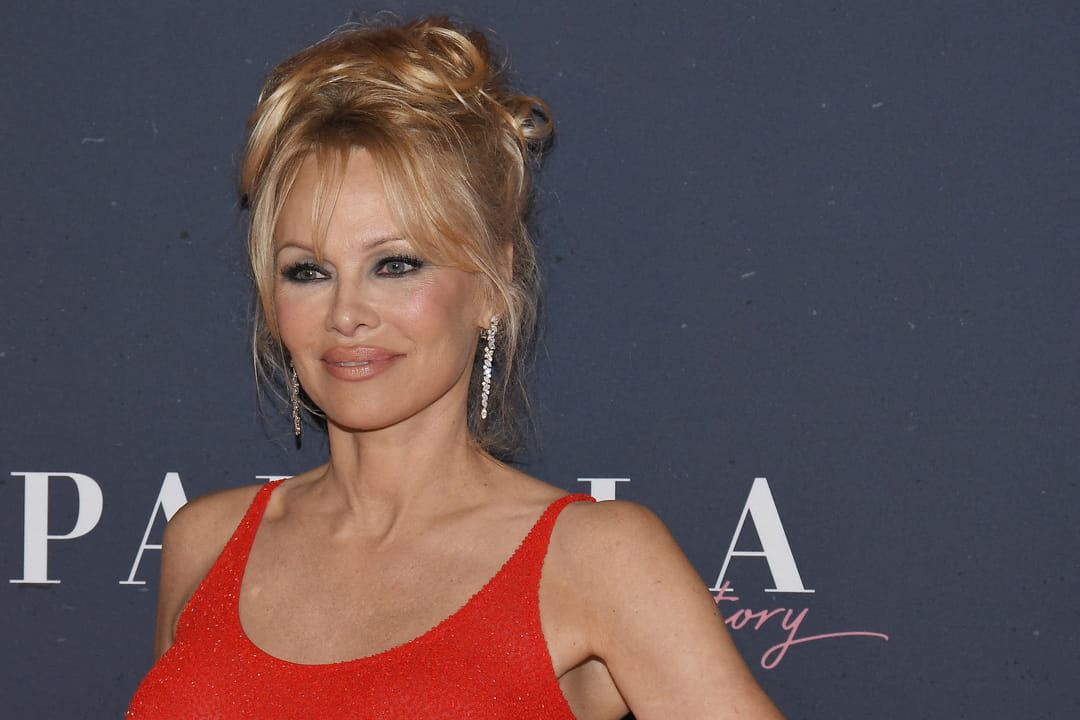 Le rouge à lèvres nude et glossé de Pamela Anderson