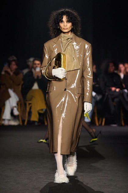 Long manteau en cuir sable aper&ccedil;u sur le d&eacute;fil&eacute; MSGM