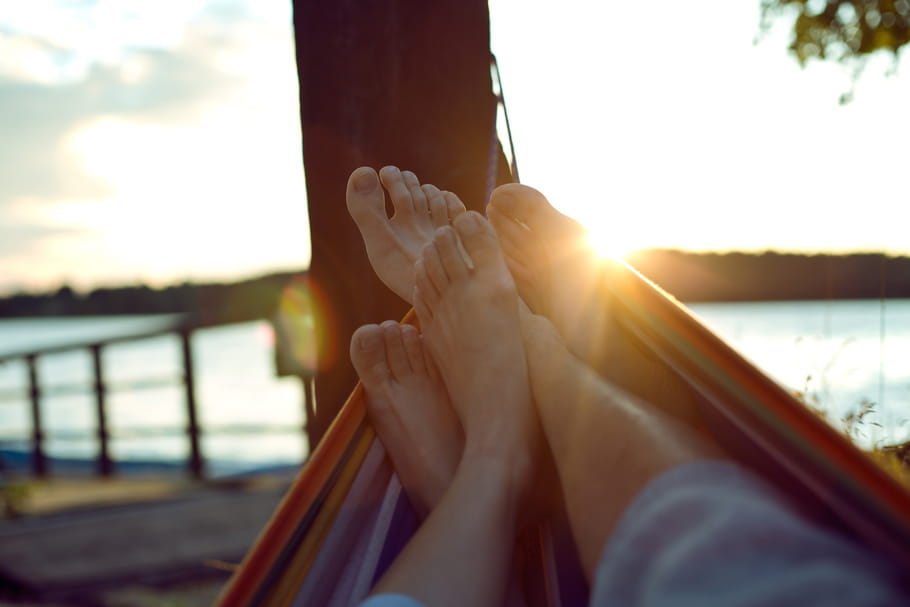 Bouée, hamac, chaise longue… Comment prendre son pied en été ?