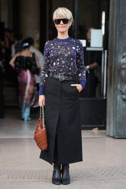 Marina Foïs en jupe longue noire et top imprimé