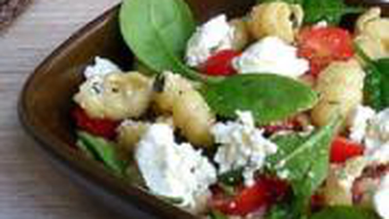 Salade de gnocchi, pousses d'épinards et brousse