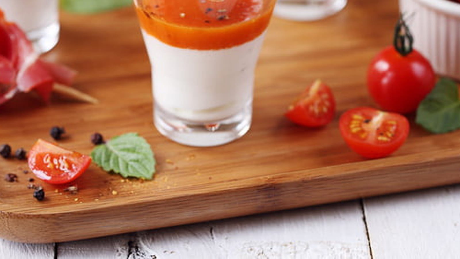 Verrine de brebis à la menthe, gaspacho et brochette de jambon cru