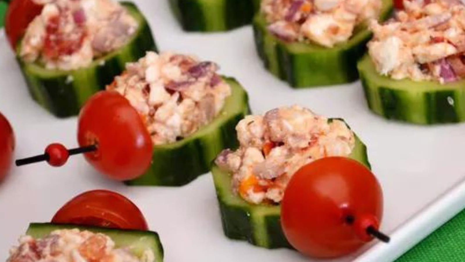 Tapas de concombres farcis à la feta, tomates séchées et oignon rouge