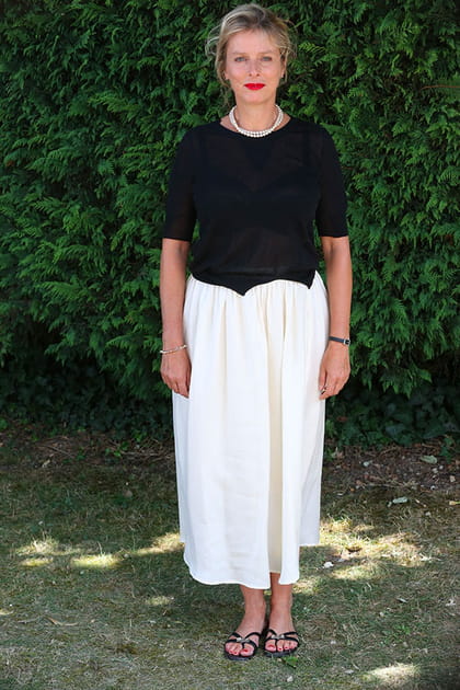 Karin Viard en jupe blanche et blouse noire