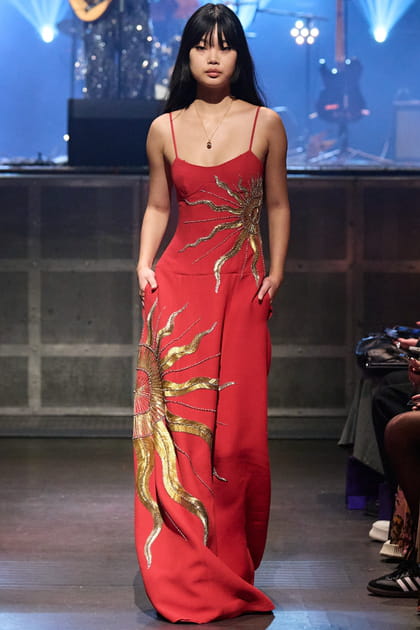 Robe rouge brod&eacute;e aper&ccedil;ue sur le d&eacute;fil&eacute; Cucculelli Shaheen