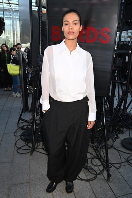 Tina Kunakey en chemise blanche et pantalon noir