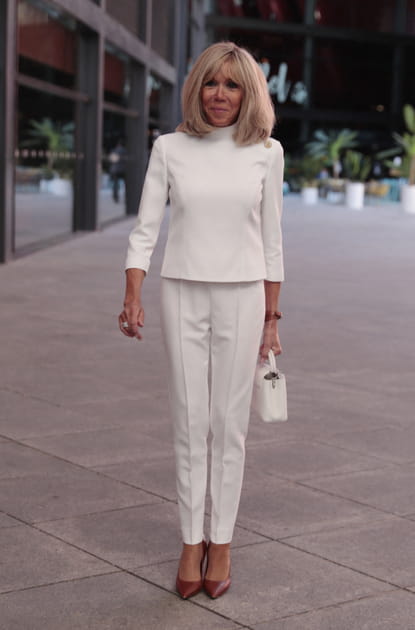 Brigitte Macron en ensemble pantalon blanc