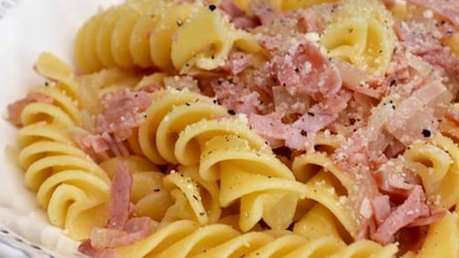 Pâtes "fusillone" au jambon grillé, vin blanc et oignons fondants