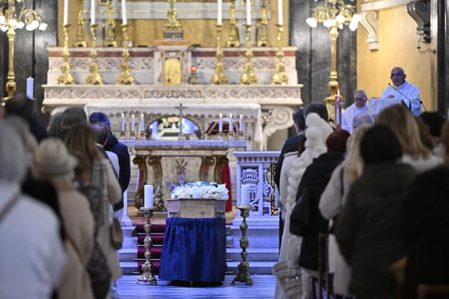 Le cercueil d'Evelyne Leclercq &agrave; la Cath&eacute;drale Sainte-R&eacute;parate de Nice