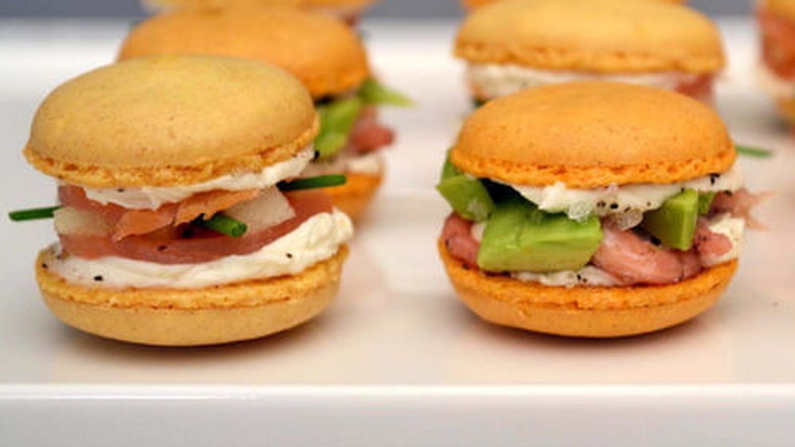 Macarons apéritifs au curry, saumon fumé, pommes, et à l'avocat et crevettes grises