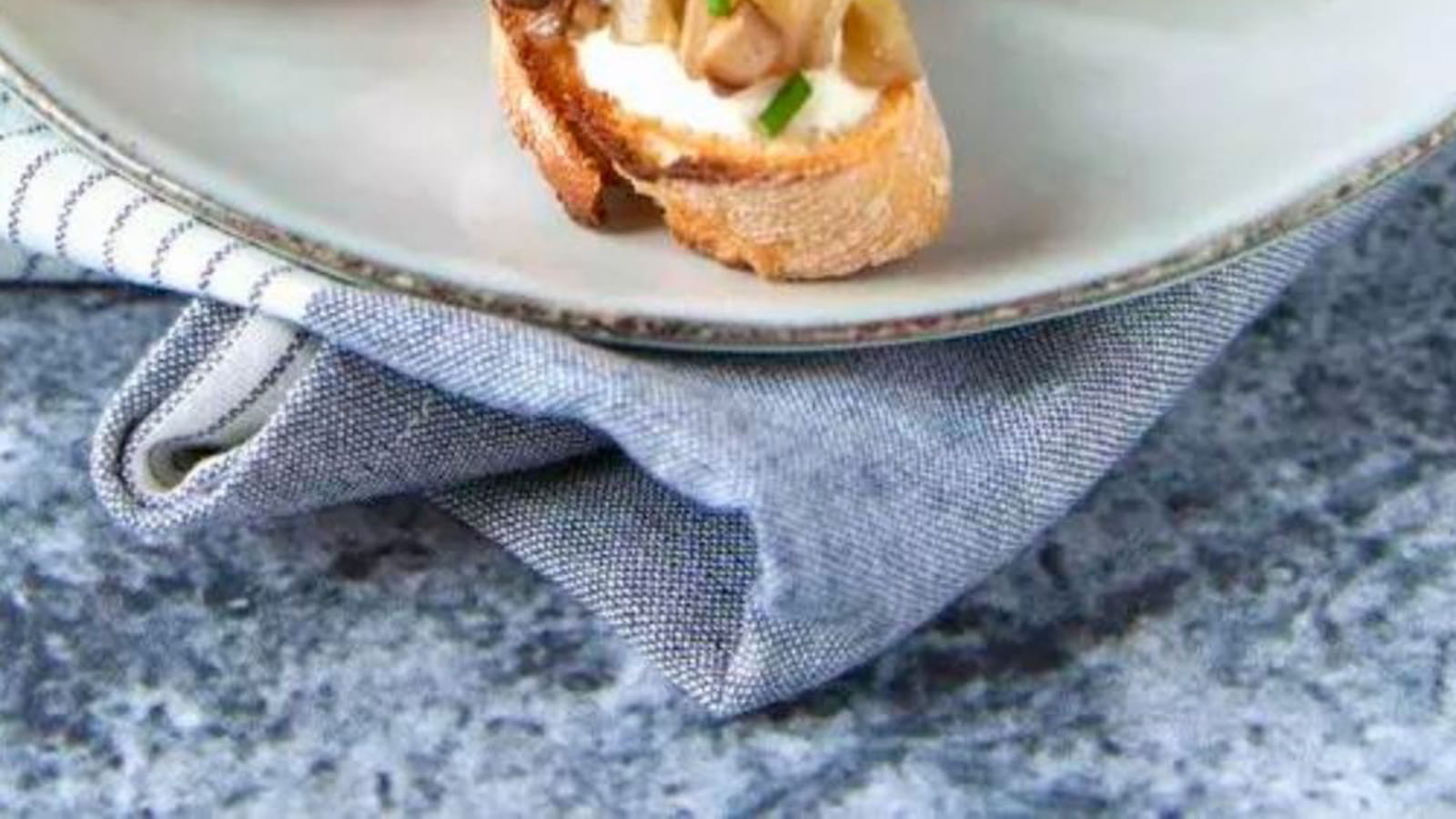 Crostinis vegan aux endives & champignons poêlés