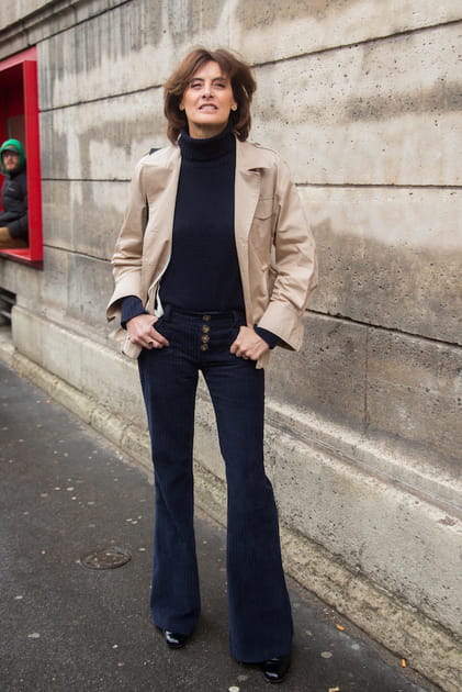 Ines de la Fressange en trench court et col roulé bleu marine