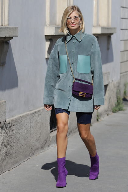 Xenia Adonts en cycliste et boots violettes