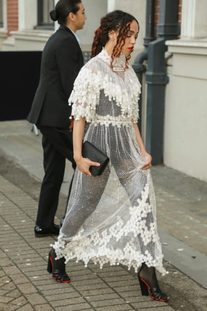 FKA Twigs en robe dentelle transparente