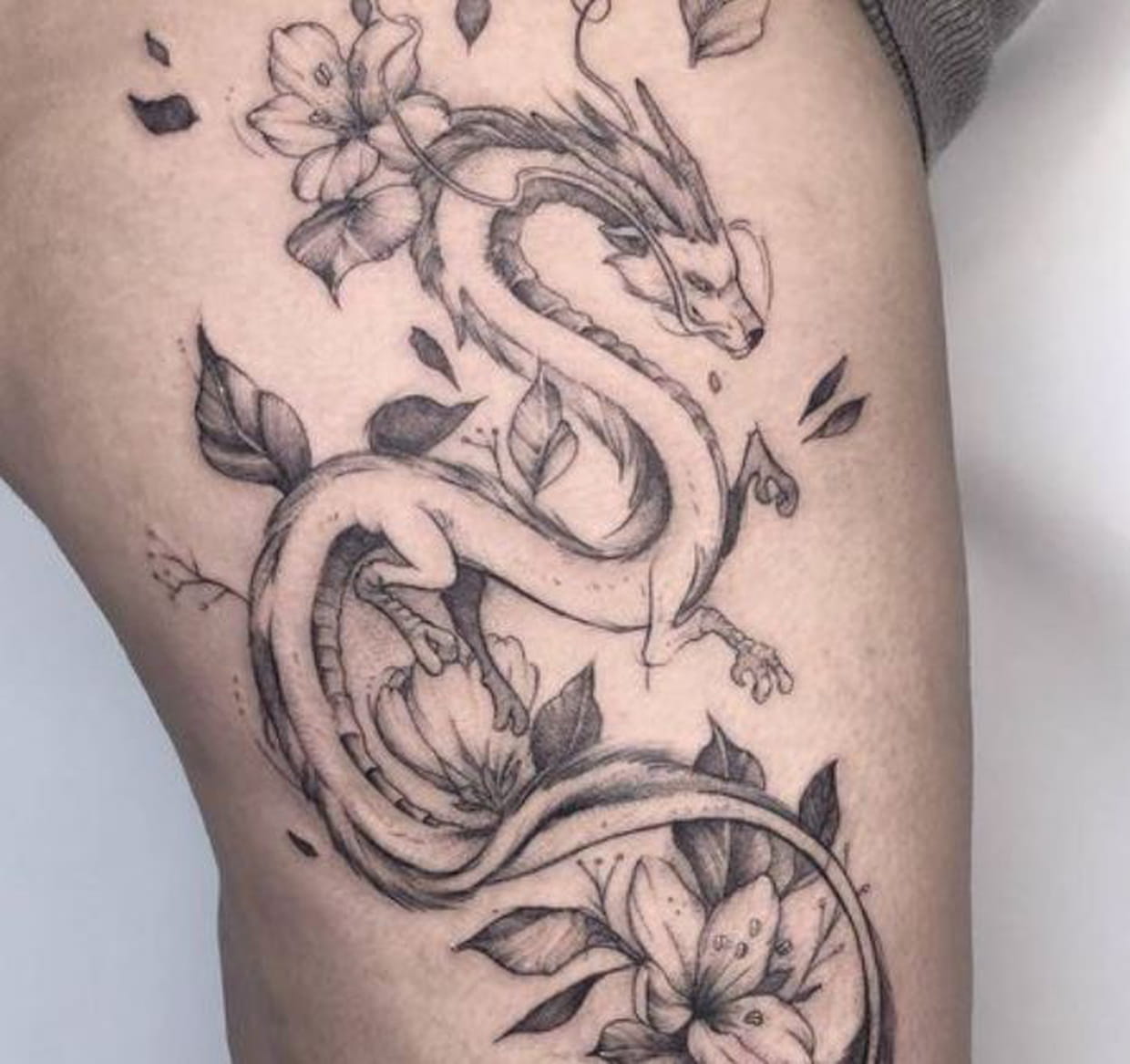 Tatouage Dragon Fleur De Cerisier Dragon sur la cuisse