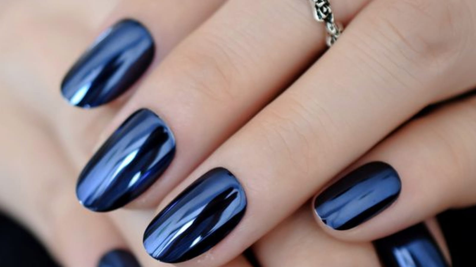 Des ongles bleus effet chrome