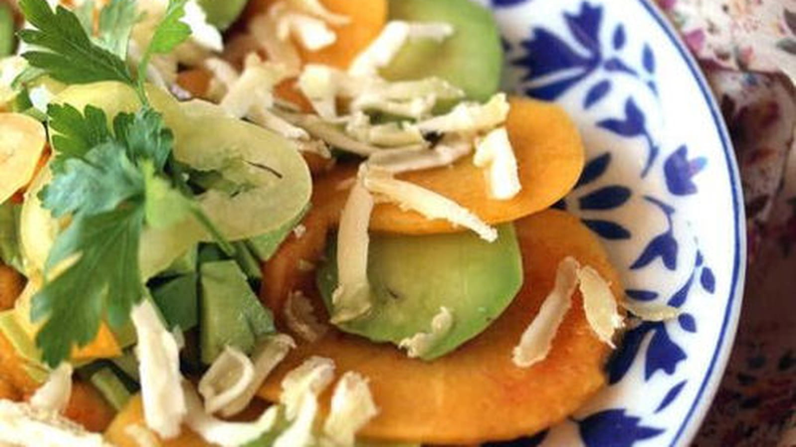 Carpaccio de pêches et avocat, sauce au miel