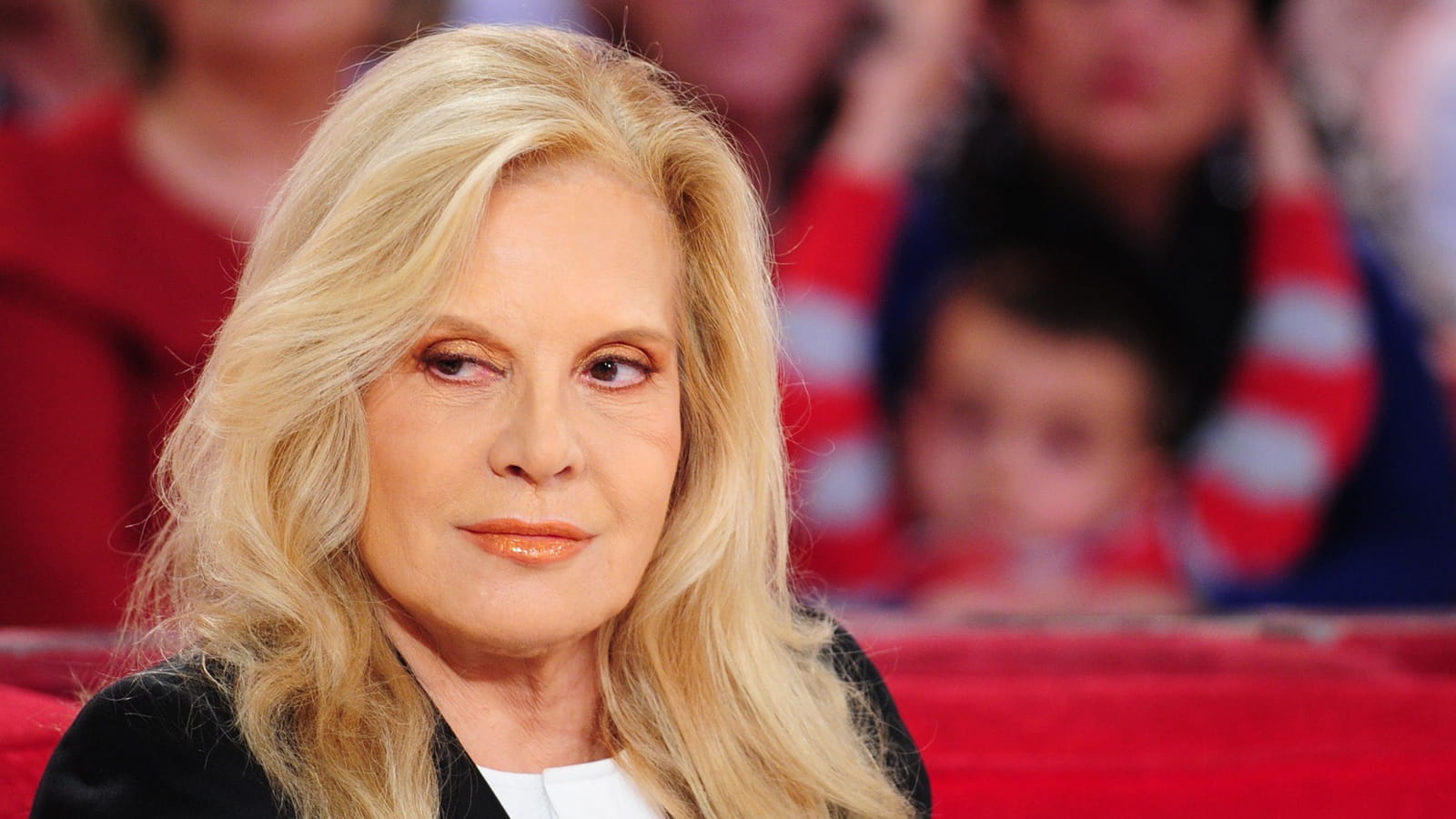 Sylvie Vartan et son maquillage pêche