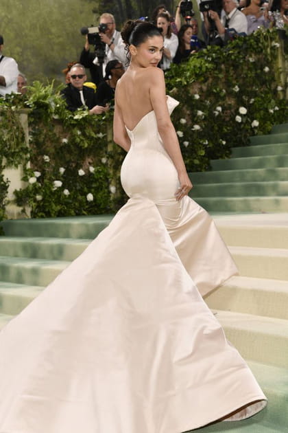 En fourreau  blanc &agrave; tra&icirc;ne, Kylie Jenner pourrait monter les marches de son mariage