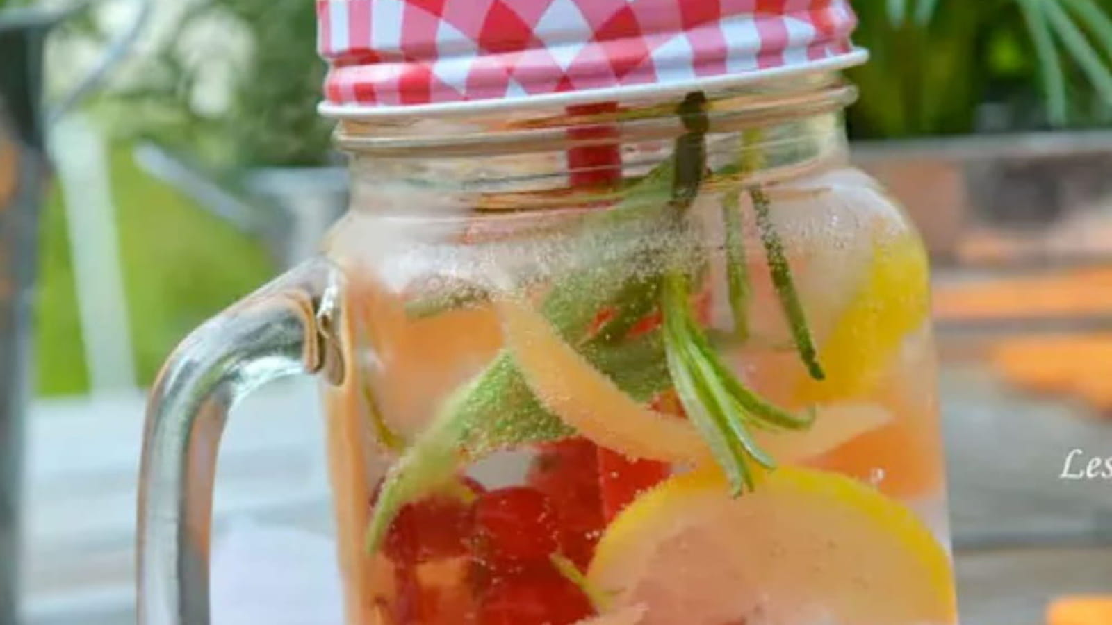 Eau aromatisée au melon, groseilles rouges et citron Detox water