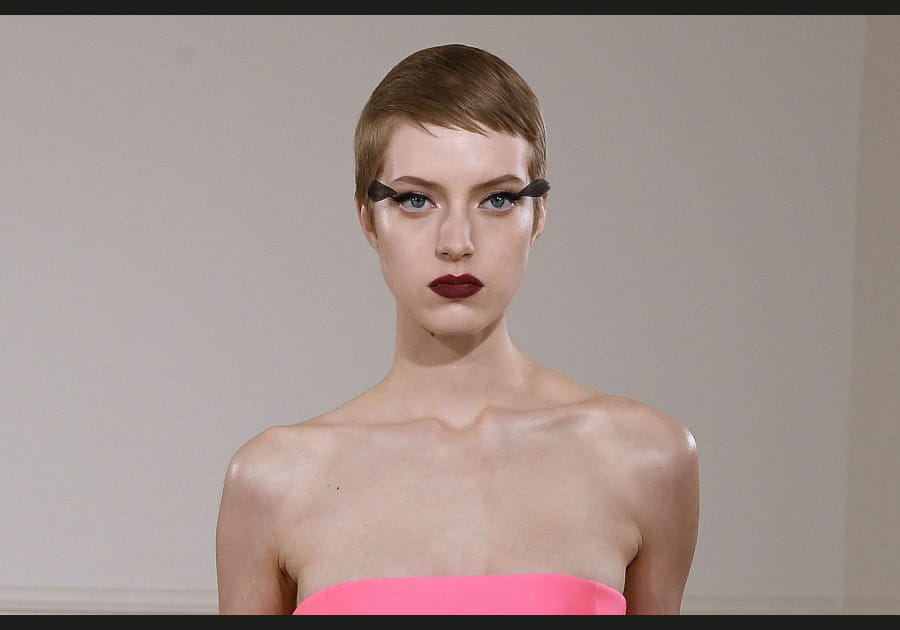 La coiffure r&eacute;tro de Valentino