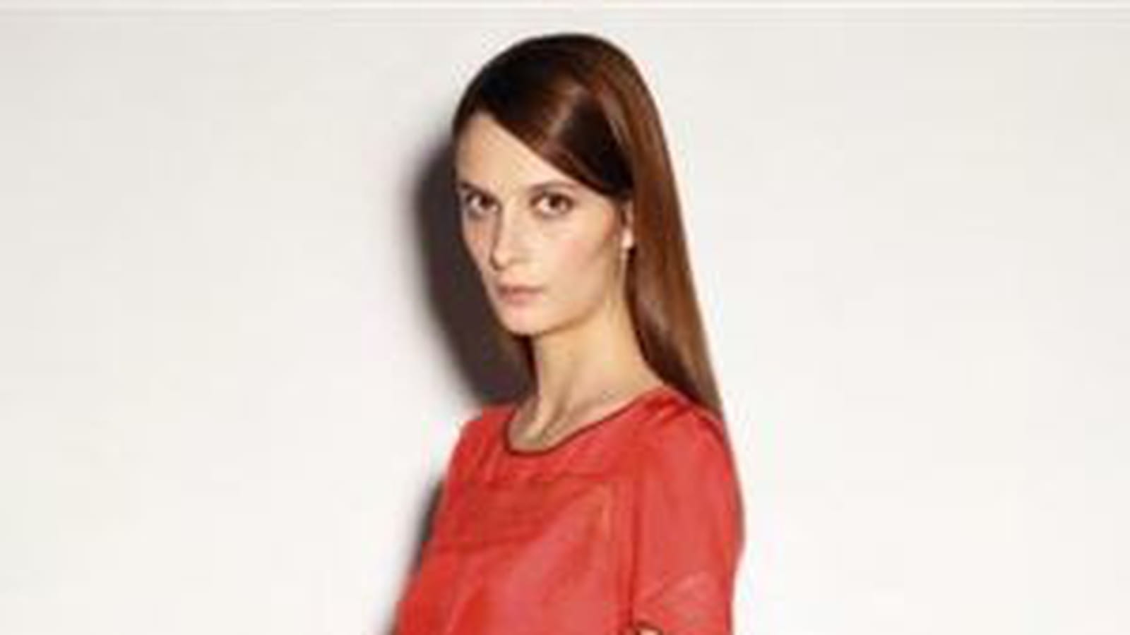 Jupe coquelicot et haut brodé assorti de Claudie Pierlot