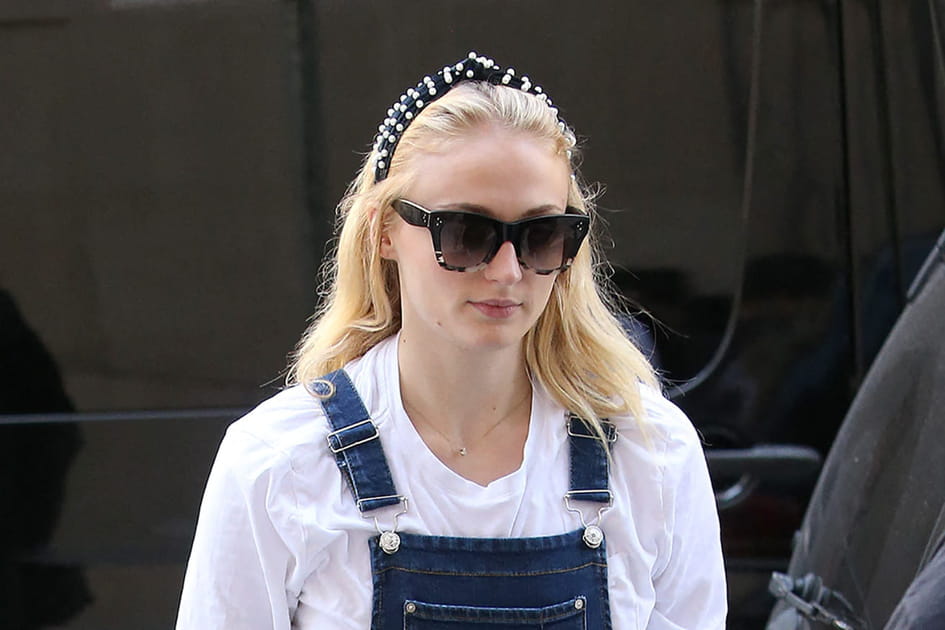 Le headband pop de Sophie Turner