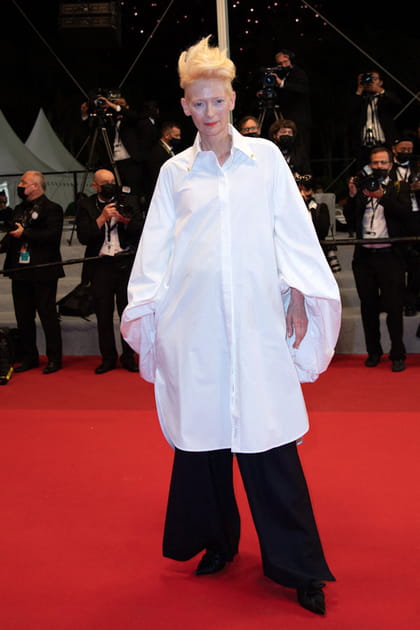 Tilda Swinton en chemise blanche XXL