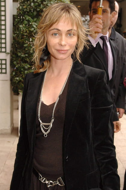 Emmanuelle Béart en veste noire en velours et sautoir argenté