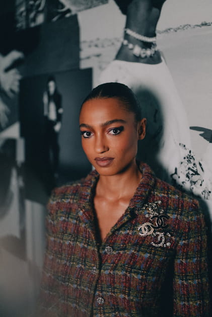 Magaajyia Silberfeld en veste en tweed avec broches au d&eacute;fil&eacute; Chanel printemps-&eacute;t&eacute; 2023