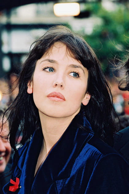 Chanteuse au pull marine