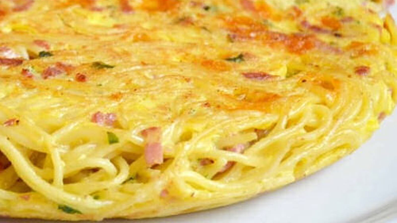 Gâteau de spaghetti aux lardons et cheddar