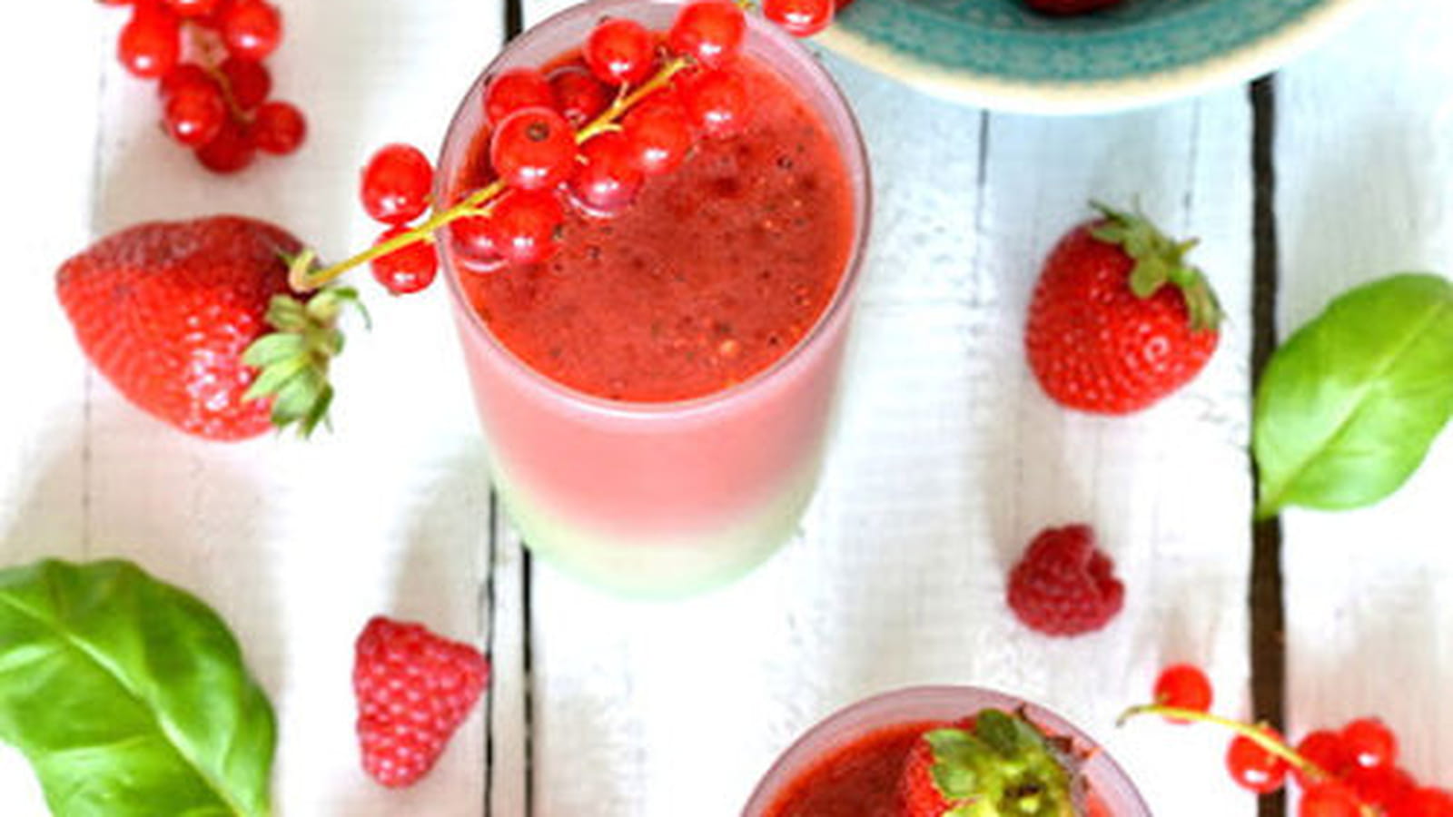 Smoothie aux fruits rouges et basilic
