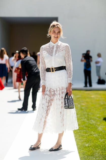 Karlie Kloss en robe blanche transparente en dentelle