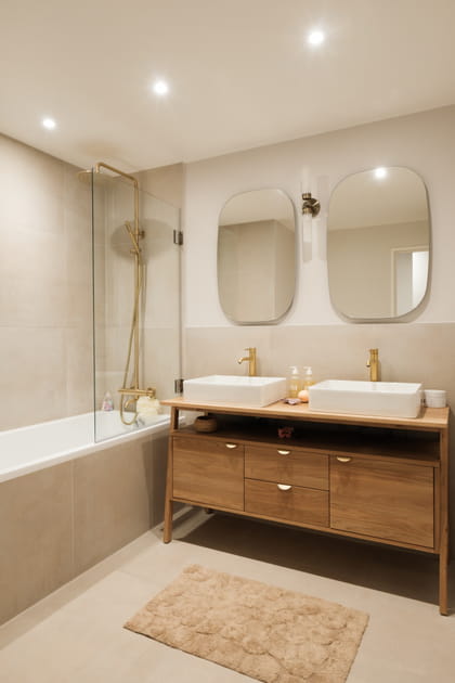 Apr&egrave;s&nbsp;: une salle de bains sobre avec des d&eacute;tails soign&eacute;s