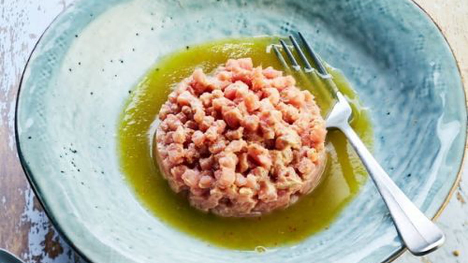 Tartare de veau à la crème de thon, arrosé d’une eau de tomates green zebra parfumée à l’huile d’olive