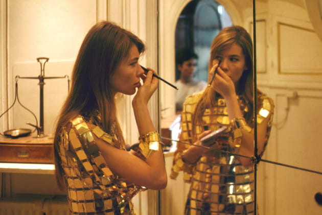 Françoise Hardy finit de se préparer dans une tenue de scène dorée